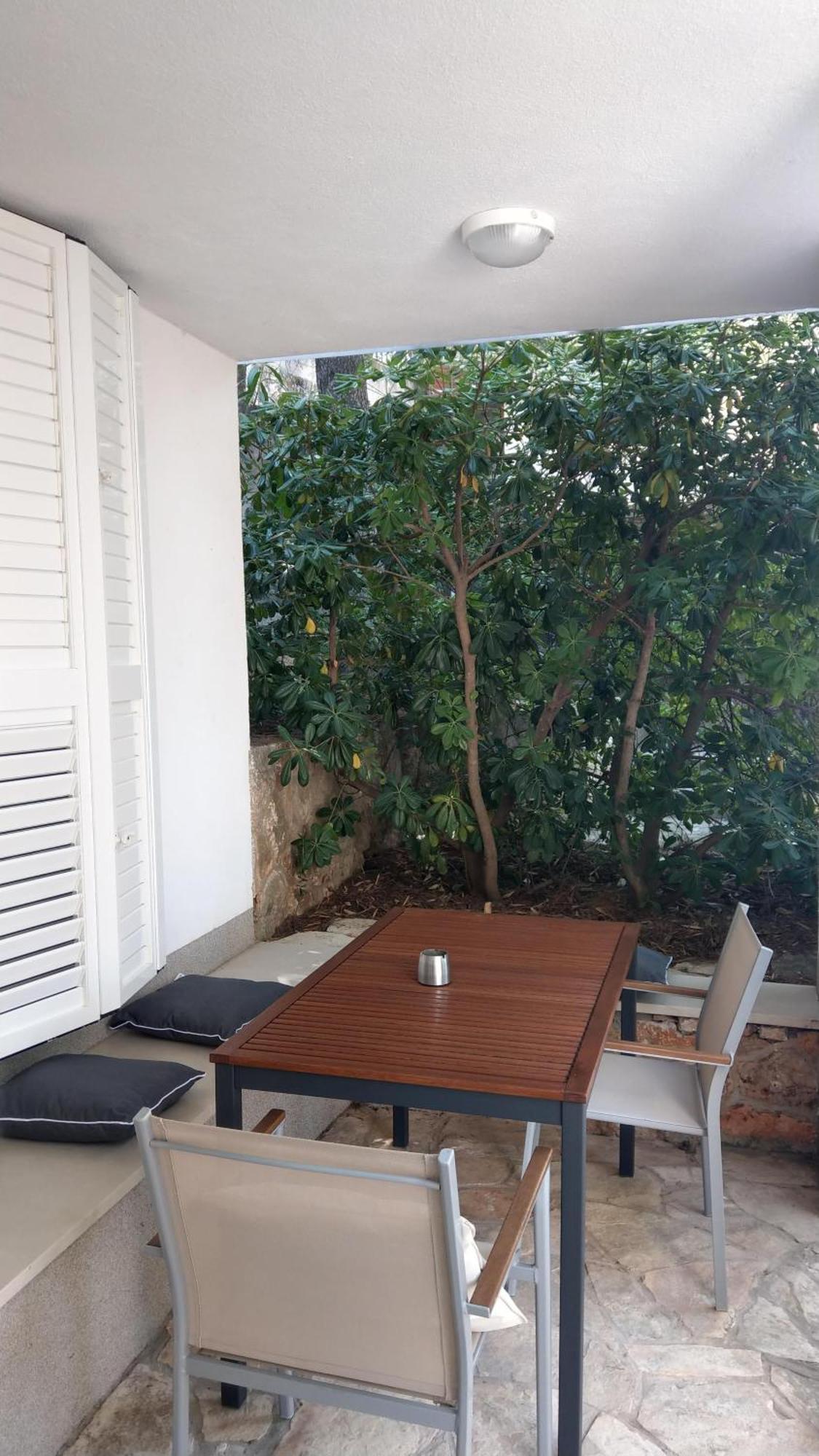Cozy Jelsa Apartment In The Shade Of The Pines. Zewnętrze zdjęcie